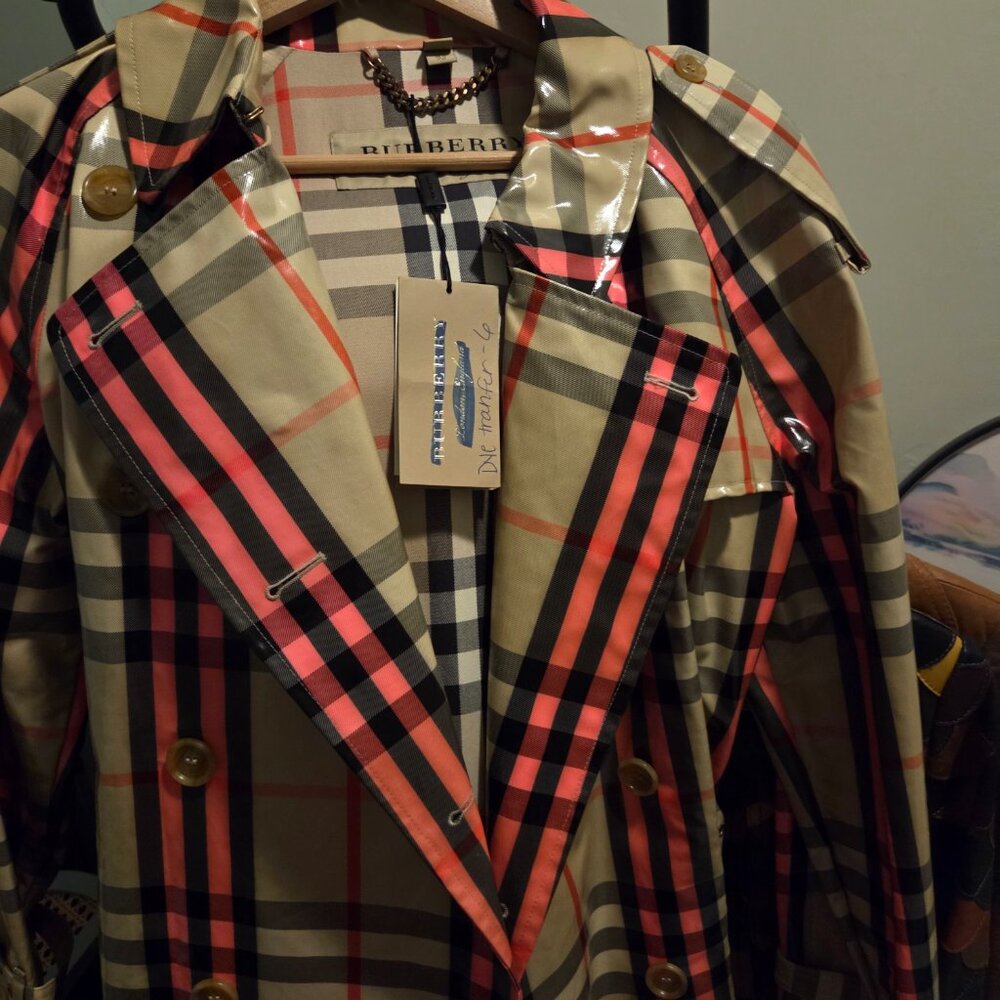 Burberry New w/Tags Neon Pink Check Trenchcoat - Picture 7 of 9